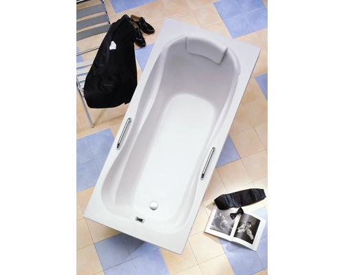 Witte badkuip met hoofdsteun en handgrepen in de badkamer.