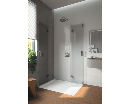 Badkamer met glazen douchecabine, douchekop en wastafelonderkast