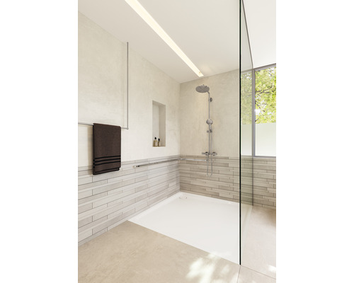 Lichte badkamer met douche, handdoek en opbergvak