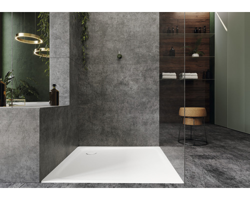 Badkamer met inloopdouche, opbergruimte en plank