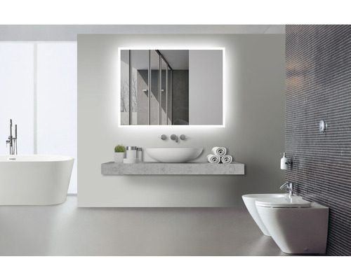 Moderne badkamer met verlichte spiegel, wastafel, bad en bidet