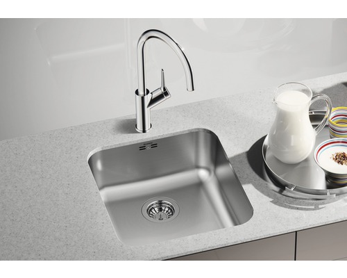 Roestvrijstalen spoelbak met kraan op een aanrecht