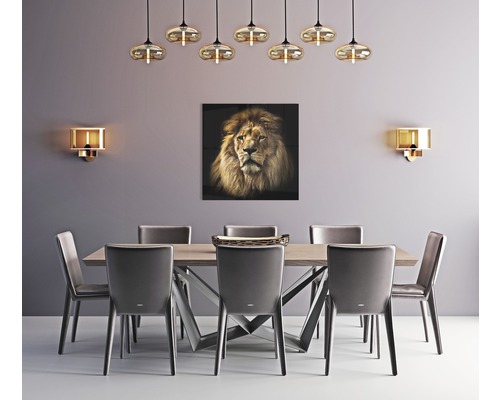 Eetkamer met eettafel, stoelen, wandlampen, hanglampen en een schilderij van een leeuw