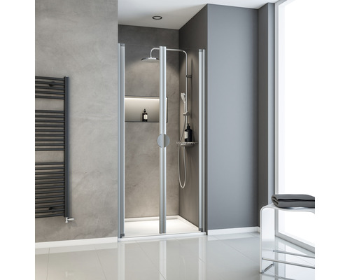 Moderne badkamerscène met douchecabine, handdoekradiator en opbergmeubels