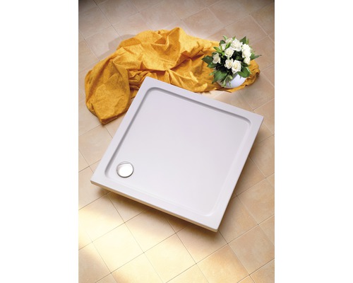Vierkante douchebak met afvoergarnituur op tegels