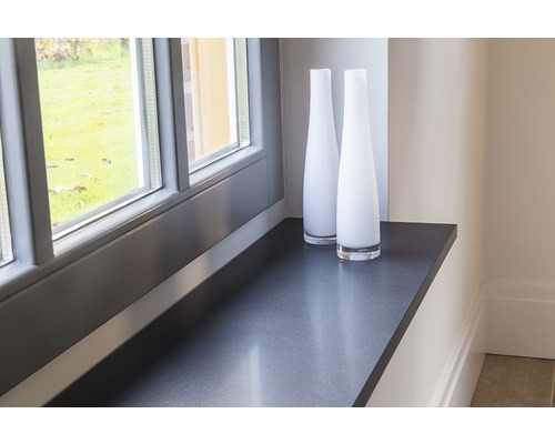 Vensterbank met twee decoratieve vazen