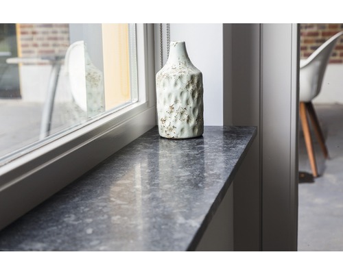 Vensterbank met decoratieve vaas