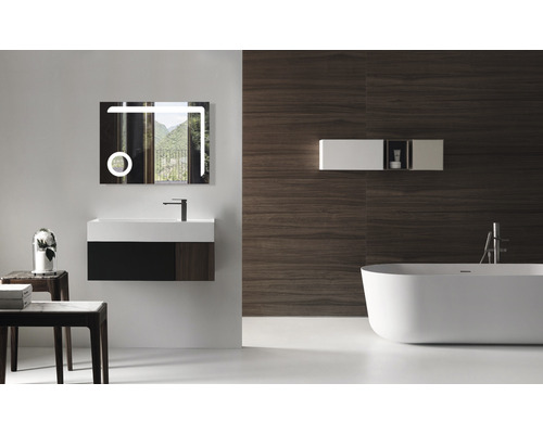 Moderne badkamer met verlichte spiegel, wastafel en vrijstaand bad