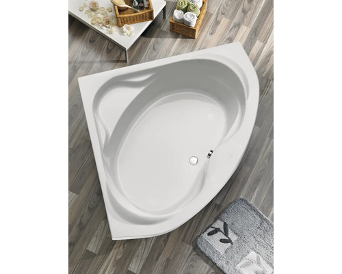 Hoekbad in badkamer met badmat en bijzettafels