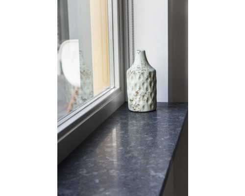 Decoratieve vaas op een vensterbank