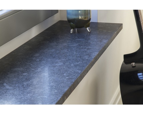 Vensterbank van steen met vaas en gitaar