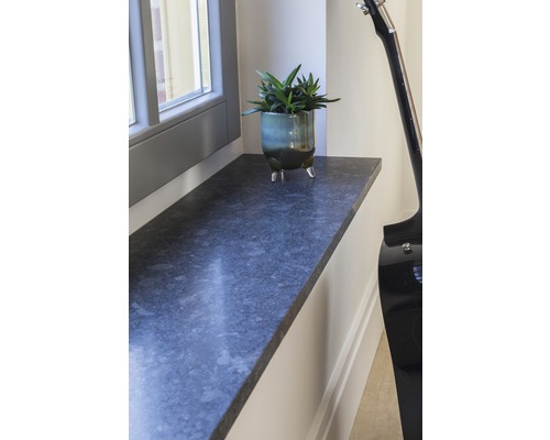 Vensterbank met plant en gitaar in kamer