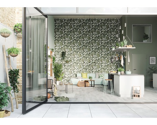 Lichte woonkamer met behang met plantenmotief, planten en openslaande deuren