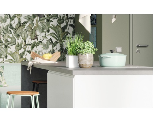 Keukenscène met keukentafel, planten en kookpan