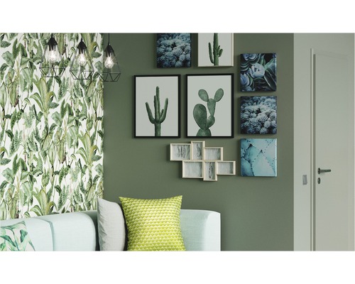 Woonkamer met tropisch behang, cactusafbeeldingen en geometrische lampen