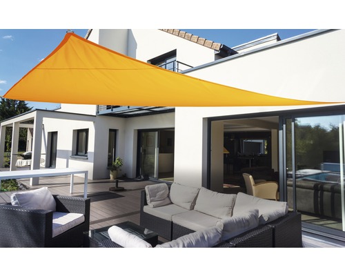 FLORACORD Schaduwdoek vuil- en waterafstotend driehoek geel 460x460x460 cm Oranje zonnescherm over een terras met tuinmeubilair
