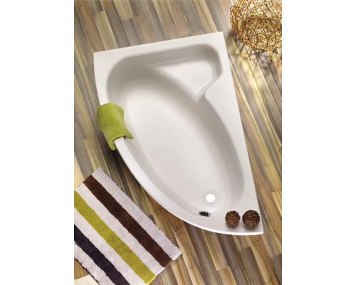 Hoekbad in badkamer met handdoek en badmat