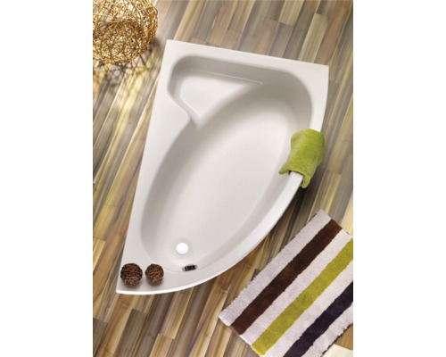 Hoekbad in badkamer met badmat en decoratie