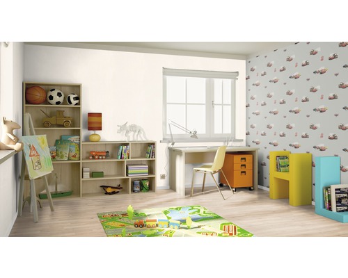 Kindvriendelijke kamer met meubels, speelgoed en een kleurrijke speelmat.