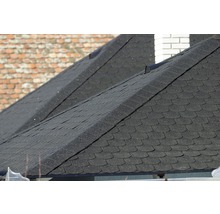 Bovenaanzicht van een dak met bitumineuze shingles
