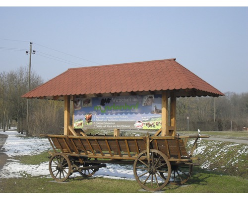 Informatiestand op een houten kar met dak en bord voor regionale producten.