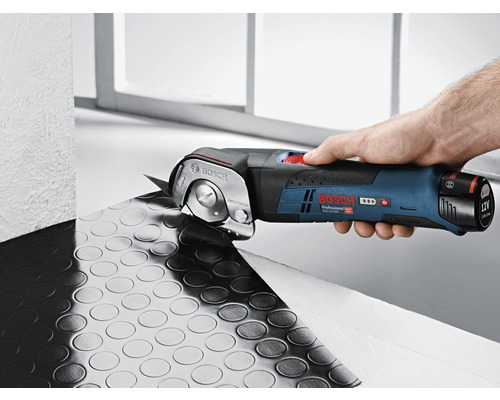 Accuschaar voor het snijden van vloerbedekking in actie