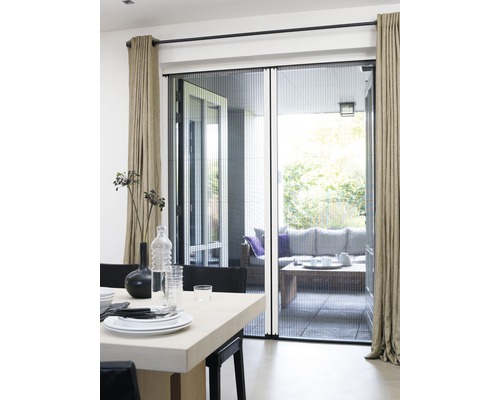 Woonkamer met plissé hordeuren voor terrasdeur