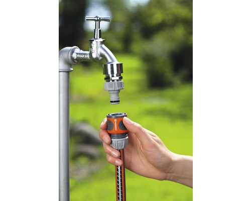 Tuinslang wordt aangesloten op een waterkraan