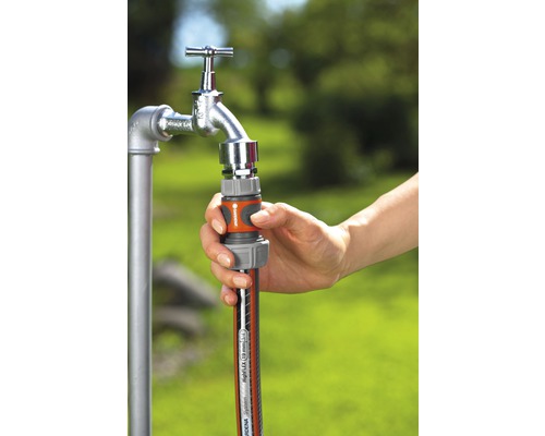 Tuinslangaansluiting op een waterkraan met Gardena slang