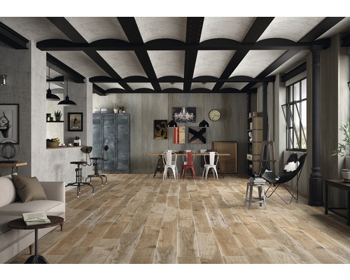 Ruime woonkamer in loftstijl met houten vloer, grijs geschilderde muren en balkenplafond