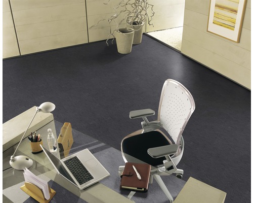Kantoor met bureau, bureaustoel en donkere vloerbedekking