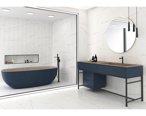 Moderne badkamer met bad, wastafel en marmeren tegels