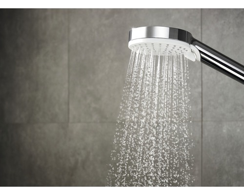 Handdouche met waterstraal in de badkamer