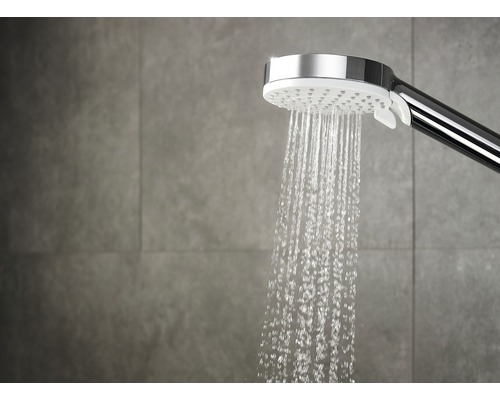 Handdouche met waterstraal in de badkamer