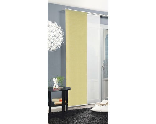 Decoratieve woonomgeving met schuifgordijn, bijzettafel en tapijt