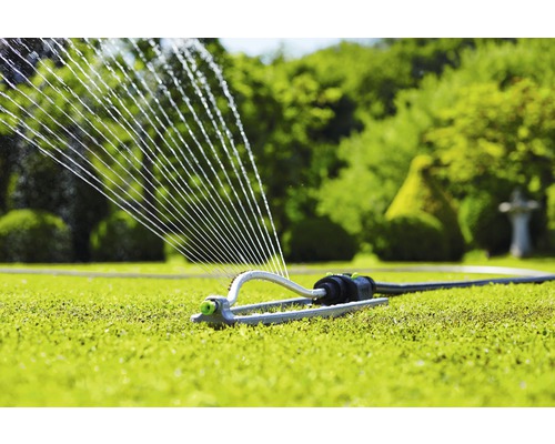 Sproeier met waterstralen in de tuin