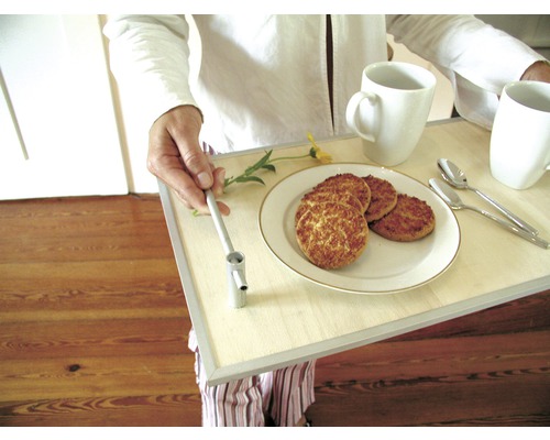 Ontbijt op dienblad met eten en drinken