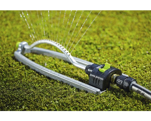 Oscillerende metalen gazonsproeier met watersproeistralen