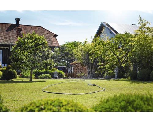Besproeid gazon met gazonsproeier in een tuin.