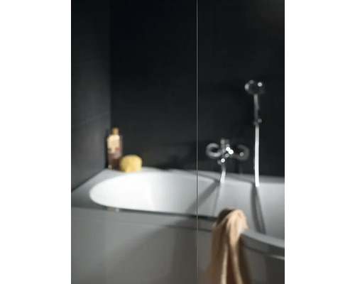 Badkamer met bad, kraan en douchekop