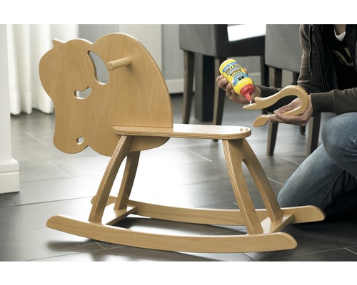 Houten hobbelpaard wordt in elkaar gezet met houtlijm