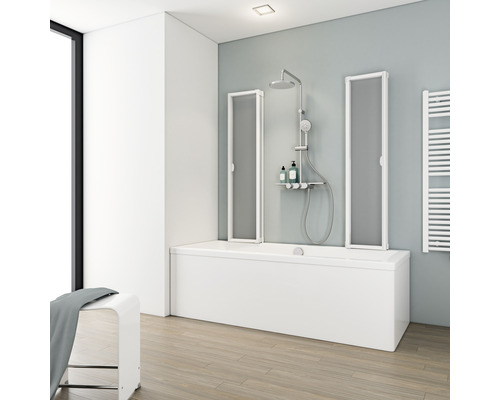 Moderne badkamer met ligbad, douchewand, doucheset en handdoekradiator