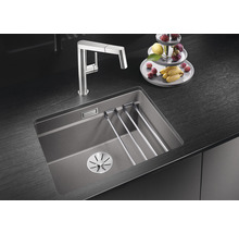 Spoelbak met afdruiprek en kraan op een aanrecht