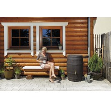 Buitenkant met houten wand, ramen, bank, zittende vrouw, regenton en planten