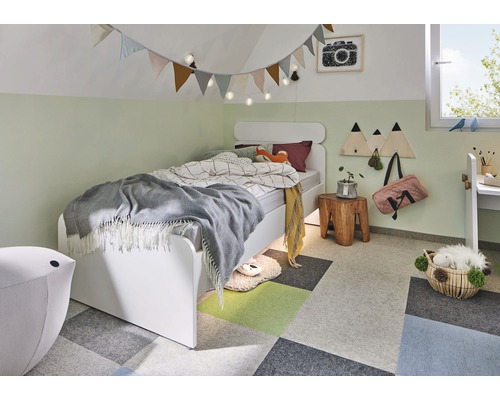 Lichte kinderkamer met bed, nachtkastje, bureau en tapijttegels