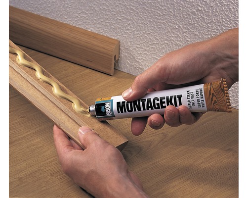 Aanbrengen van montagelijm op een houten lat met Bison Montagekit