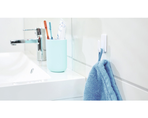Badkamer met wastafel, tandenborstelhouder en handdoekhaak