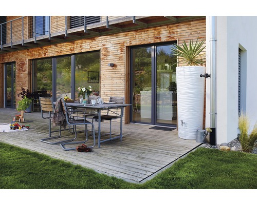 Terras met eettafel, stoelen en decoratieve regenwatertank