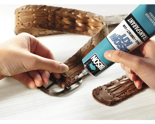 Een persoon repareert een gevlochten leren riem met Bison Kit lijm.