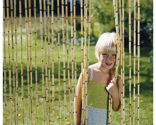 Bamboe gordijn met kind in de tuin